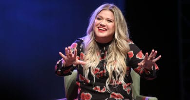 Kelly Clarkson Music Biz 2017 sassy songs